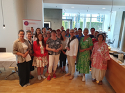 Gruppenbild der Teilnehmenden des parlamentarischen Fr&uuml;hst&uuml;cks von FHK