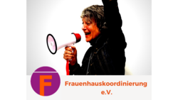 Frauenhauskoordinierung e.V. Protest Protestierende Frau mit Megafon hebt den Arm und ruft etwas, Frauenhauskoordinierung e.V.