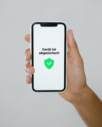 Hand hält Handy mit Text auf Display: Gerät ist abgesichter