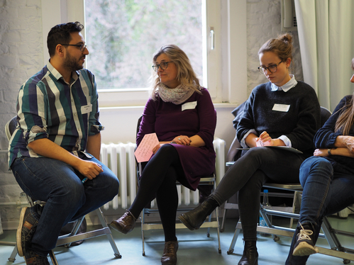 Workshop 3 - Mohammed Jouni (links) und Teilnehmende Workshop 3 - Mohammed Jouni (links) und Teilnehmende